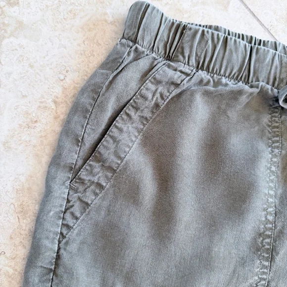 BELLA DAHL | Frayed Edge Cargo Short in Fatigue Green, Size Small - Picture 5 of 8